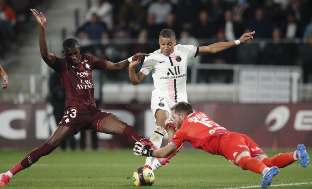  巴黎圣日耳曼客场逆转击败里昂，积分榜领跑优势扩大  